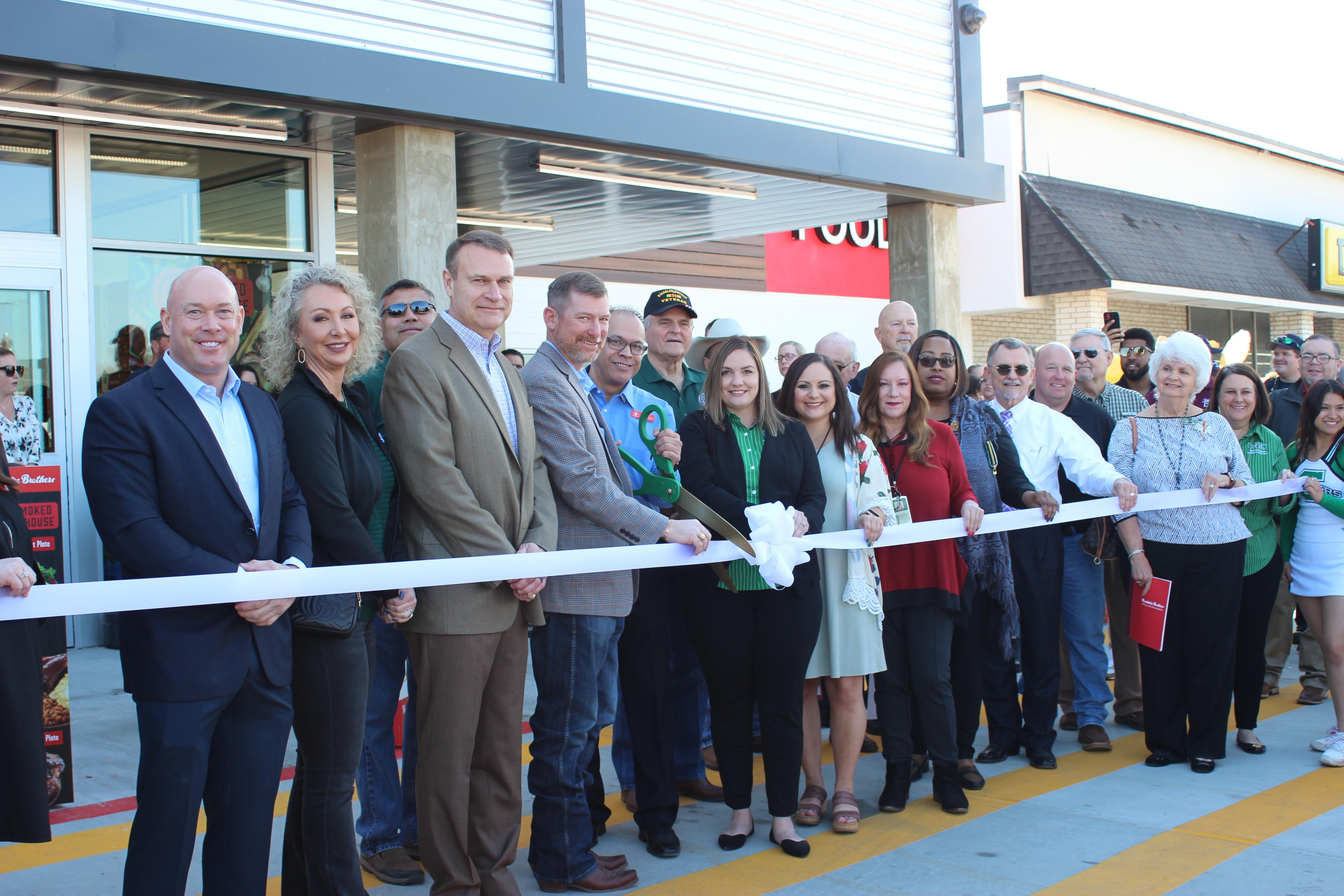 Brookshire Brothers holds grand opening | DeWitt County Today