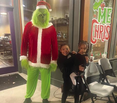 LaRayna &amp; KyLynn Palacios have different reactions to meeting The Grinch.