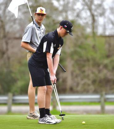 Colton Rogers putts in the first tournament of the season.